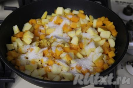 Перемешать тыкву с яблоками, всыпать сахар, томить начинку на огне ниже среднего минут 10 (до мягкости тыквы и яблок), снять с огня, дать остыть.