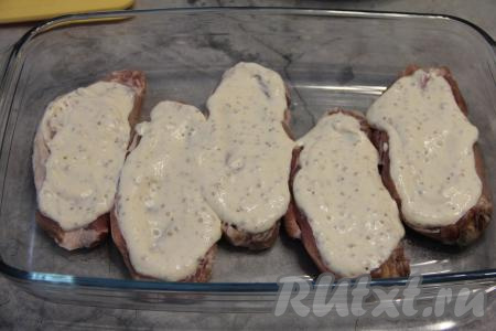 Смазать кусочки свинины маринадом.