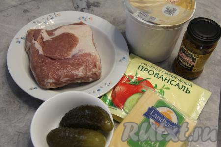 Подготовить продукты для приготовления свинины с солёными огурцами в духовке. Свинину вымыть, обсушить.