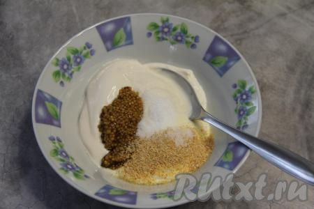 Для приготовления маринада соединить сметану, майонез, соль, горчицу и сушёный (или пропущенный через пресс) чеснок.&nbsp;
