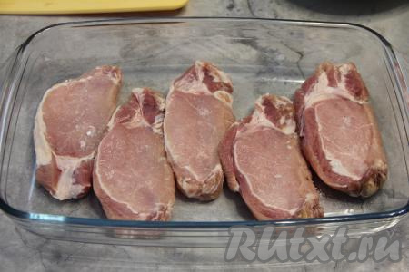 Обмять мясо, прижав его сверху кулаком, а затем выложить в жаропрочную форму.