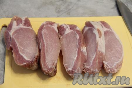 Нарезать свинину на кусочки толщиной 1,5 сантиметра.