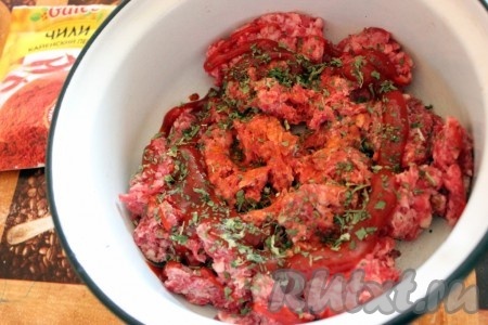 Для приготовления начинки для турецкой пиццы очистите от кожицы помидоры, измельчите (или используйте готовый томатный соус) и соедините с фаршем, мелко рубленными петрушкой и перцем чили, тщательно перемешайте.