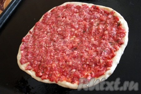 Равномерно выложите начинку, немного вдавливая её в тесто, как на фото.