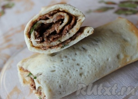 Готовые турецкие пиццы сверните в рулеты.
