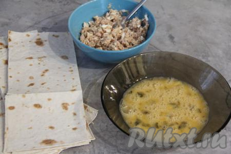 2 сырых яйца разбить в отдельную тарелку, взбить вилкой, слегка подсолить, перемешать яичный кляр.