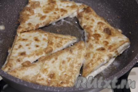 Конвертики из лаваша с начинкой из тунца и яйца обжарить на среднем огне с двух сторон до золотистого цвета.