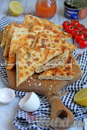 Переложить готовые конвертики на бумажное полотенце, чтобы удалить излишки масла. Постепенно обжарить все конвертики, покрытые кляром.