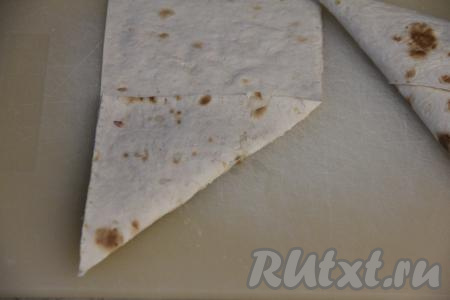 Накрыть начинку краем лаваша.