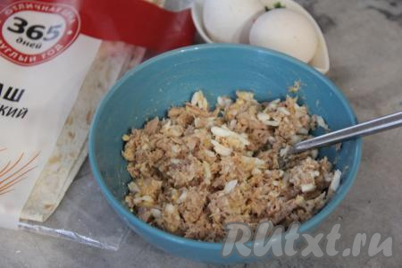 Перемешать яйца с тунцом.