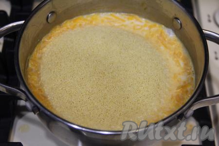 Дать молоку хорошо закипеть, выключить огонь, сразу всыпать кускус. Хорошо перемешать, накрыть кастрюлю крышкой и дать настояться 10 минут.&nbsp;