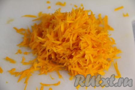 200 грамм тыквы, предварительно очищенной от семян, волокон и кожуры, натереть на крупной тёрке.