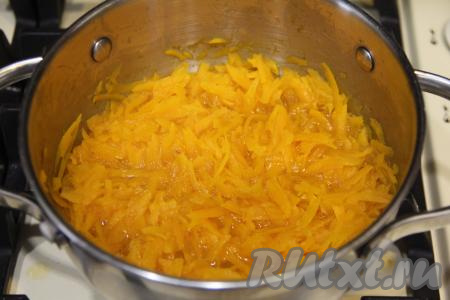 В кастрюлю, в которой будете варить кашу, выложить натёртую тыкву, влить воду и поставить на огонь. Варить тыкву с момента закипания воды минут 7-10 (до мягкости).