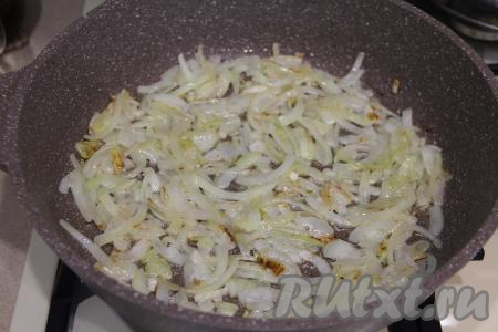 Лук должен стать золотистого цвета.