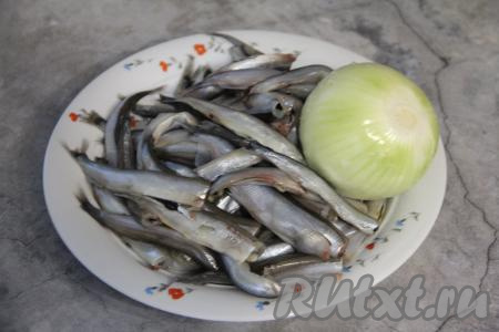 У мойвы удалить головы и внутренности, убирая чёрную плёночку из брюшек, промыть рыбку водой. Лук почистить.