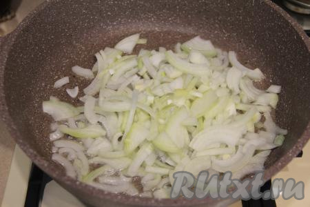 В сковороду (я взяла сковороду диаметром 28 сантиметров) влить растительное масло и разогреть. Сковороду нужно брать достаточно большую, чтобы в дальнейшем в неё можно было выложить мойву в один слой. В сковороду с разогревшимся маслом выложить лук, обжарить его на среднем огне, иногда помешивая, в течение 5-7 минут.