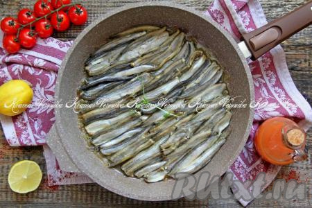 Нежную, очень вкусную, аппетитную мойву, приготовленную на луковой подушке, разложить со сковороды по тарелкам и подать с отварным картофелем к столу.