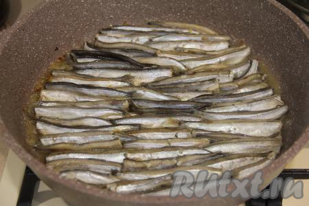 Накрыть сковороду крышкой и готовить мойву 15 минут на среднем огне.&nbsp;