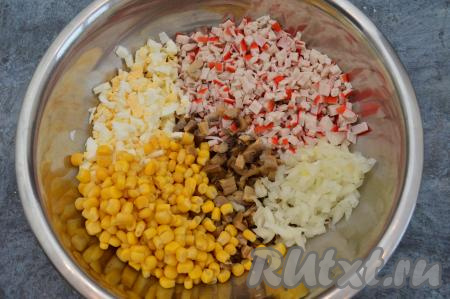 Репчатый лук очистить, мелко нарезать, переложить его в сито, обдать кипящей водой, чтобы ушла лишняя горечь. Оставить лук в сите на несколько минут, чтобы убрать лишнюю жидкость. А затем консервированную кукурузу без жидкости и лук выложить в миску с салатом из консервированных шампиньонов, яиц и крабовых палочек.