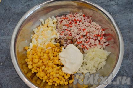 Заправить салат майонезом.