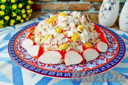 Аппетитный, яркий, достаточно сочный и очень вкусный салат, приготовленный с крабовыми палочками и консервированными шампиньонами, выложить на плоское блюдо (или в салатник),&nbsp; украсить нарезанными крабовыми палочками (или на своё усмотрение) и можно сразу подавать к столу.