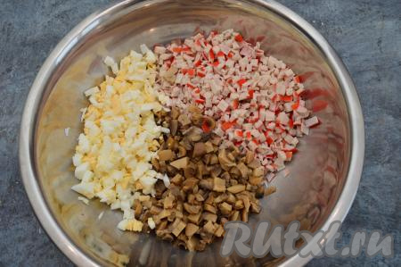 Сюда же выложить мелко нарезанные яйца.