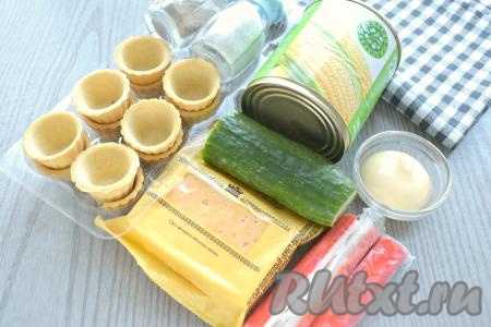 Чтобы приготовить тарталетки с крабовыми палочками и кукурузой, возьмём вот такие ингредиенты. Для рецепта я использовала песочные тарталетки небольшого размера. Крабовые палочки полностью размораживаем.
