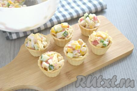 Непосредственно перед подачей заполняем песочные тарталетки получившейся начинкой из крабовых палочек и кукурузы. Если наполнить тарталетки заранее, они могут размякнуть. Я заполнила 14 маленьких тарталеток.