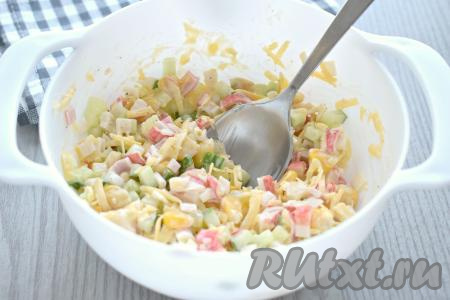 В миске соединяем нарезанные крабовые палочки и огурцы, добавляем кукурузу и натёртый сыр, заправляем майонезом, по вкусу солим, перчим, перемешиваем и начинка для тарталеток готова.