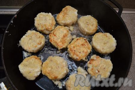 Затем влить 100 миллилитров воды, накрыть сковороду крышкой, довести воду до кипения, сделать огонь минимальным и потомить котлеты ещё 5 минут.