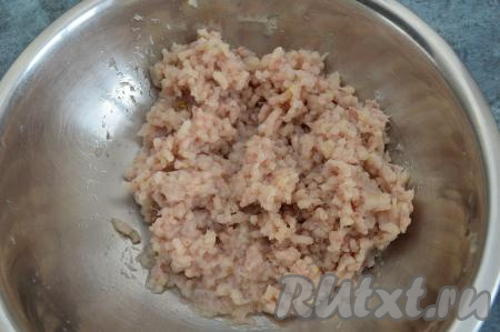 Перекрутить филе рыбы и лук через мясорубку в объёмную миску. Я обычно перекручиваю филе минтая с луком через мясорубку дважды. В минтае мало костей, но даже если вдруг какая-то маленькая косточка останется, то, пройдя дважды через мясорубку, она перемелется.