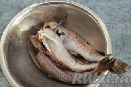 Минтая разморозить при комнатной температуре.