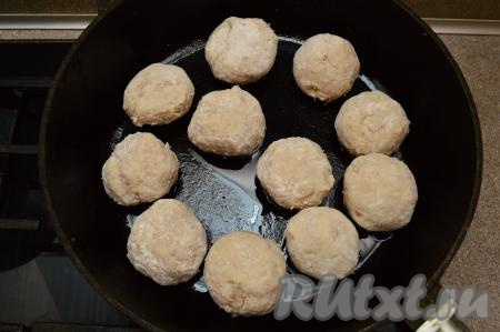 В сковороде разогреть растительное масло. Жарить рыбные котлеты 5 минут с одной стороны (до румяной корочки) на среднем огне. Чтобы пожарить все котлеты за один раз я взяла сковороду диаметром 28 сантиметра.