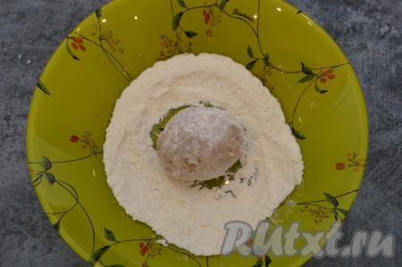 В глубокую тарелку насыпать муку. Сформировать из фарша круглые (или овальные) котлеты и обвалять их в муке со всех сторон.