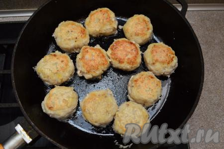 Котлеты аккуратно перевернуть, накрыть сковороду крышкой и жарить на огне ниже среднего тоже 5 минут.