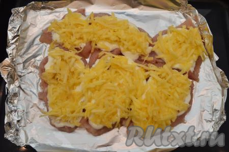 Яблоки очистить от кожуры, натереть на крупной тёрке, удаляя семенную коробку с косточками. Разложить натёртые яблоки на отбивные поверх сметаны.