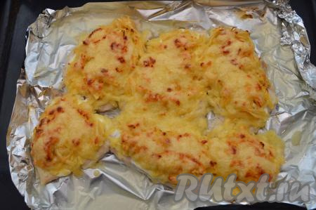 Противень с отбивными поместить в разогретую до 180 градусов духовку и запекать куриное филе под яблоками с сыром минут 30 (до образования румяной сырной корочки).