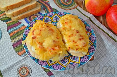 Достаём отбивные из духовки. Нежное, мягкое куриное филе, запечённое под натёртыми яблоками и сыром, к столу подаём горячим, дополнив гарниром или лёгким салатом.