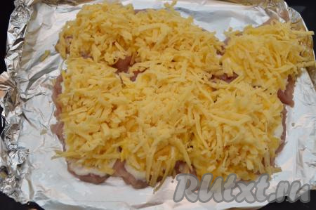 Твёрдый сыр тоже натереть на крупной тёрке и разложить пышной шапкой поверх яблок.