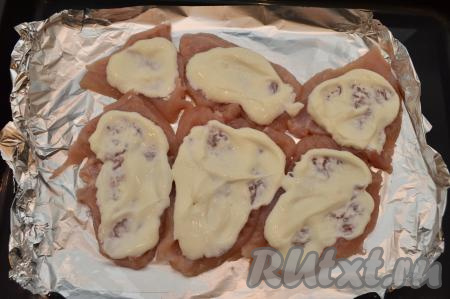 Каждую отбивную достаточно щедро смазать сметаной (или майонезом).