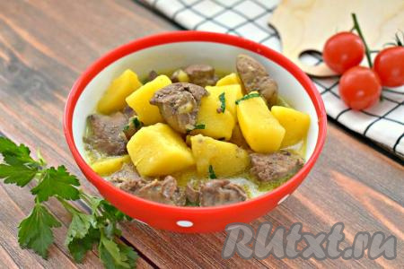 Куриная печень, тушёная с картошкой в сметане, получилась сочной и вкусной. Картофель стал мягким, хорошо пропитанным сметанным соусом. Это простое и сытное блюдо прекрасно разнообразило повседневное меню и понравилось всей семье.