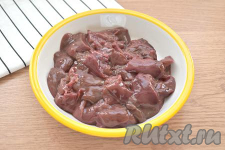 Куриную печень промываем под проточной водой, удаляем прожилки. Крупные кусочки печени разрезаем пополам.