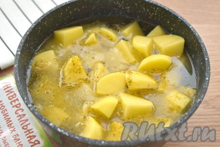 По вкусу солим картошку с куриной печенью, сдабриваем любимыми молотыми специями (я использовала универсальную приправу для разных блюд). Картофель практически полностью заливаем тёплой водой. Даём закипеть воде, убавляем огонь до минимума.