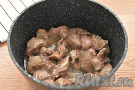 Наливаем в казан (или в глубокую сковороду, или в сотейник) растительное масло, хорошо разогреваем его и выкладываем подготовленную куриную печень. Обжариваем печёнку на огне выше среднего 5 минут, периодически перемешивая.