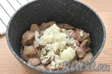 Очищаем репчатый лук, нарезаем его на небольшие кусочки и добавляем к обжаренной печени. Перемешиваем, обжариваем, иногда помешивая, 5 минут.