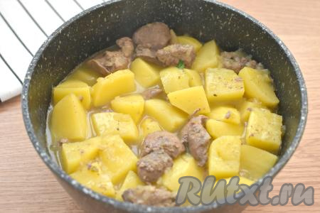 Тушим куриную печень с картошкой под крышкой 25 минут (до мягкости картофеля).