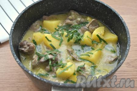 Готовое блюдо посыпаем нарезанной зеленью, выключаем огонь.