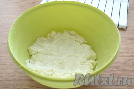 Перемешиваем ингредиенты так, чтобы в итоге получилось вязкое, слегка липнущее к ладоням творожное тесто. Я больше манку не добавляла, но если у вас творожное тесто получилось жидковатым, тогда добавьте ещё немного манки. Творожному тесту для сырников даём постоять 10-15 минут, чтобы манка немного размякла.