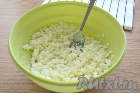 При помощи обычной вилки перетираем творог с сахаром.