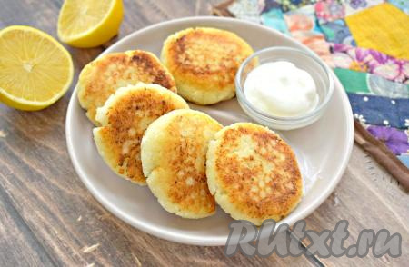 При желании, для того чтобы убрать лишний жир, сырники перед подачей можно промокнуть бумажными салфетками. Сырники, приготовленные из творога с манкой без добавления яиц, получились нежными, мягкими и очень вкусными, перекладываем их со сковороды на блюдо и подаём к столу. В этот раз я подала их к столу со сметаной.